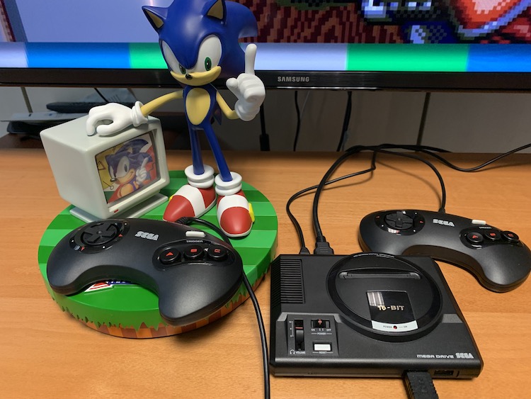 Mega Drive Mini junto a Sonic